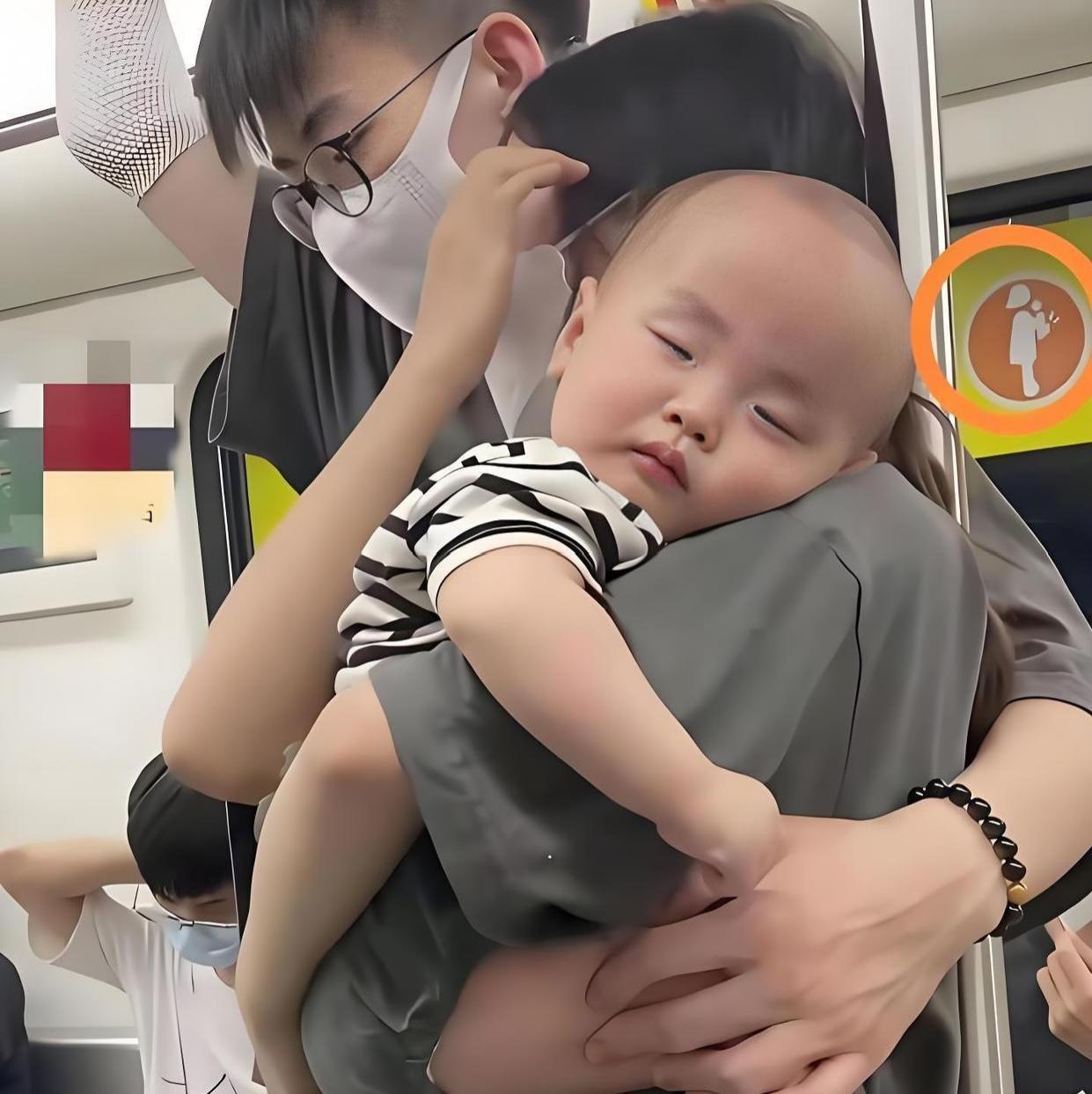 地铁这一幕，看得心里暖暖的，也有点心疼！
 
妈妈抱着熟睡的宝宝，爸爸环抱住母子