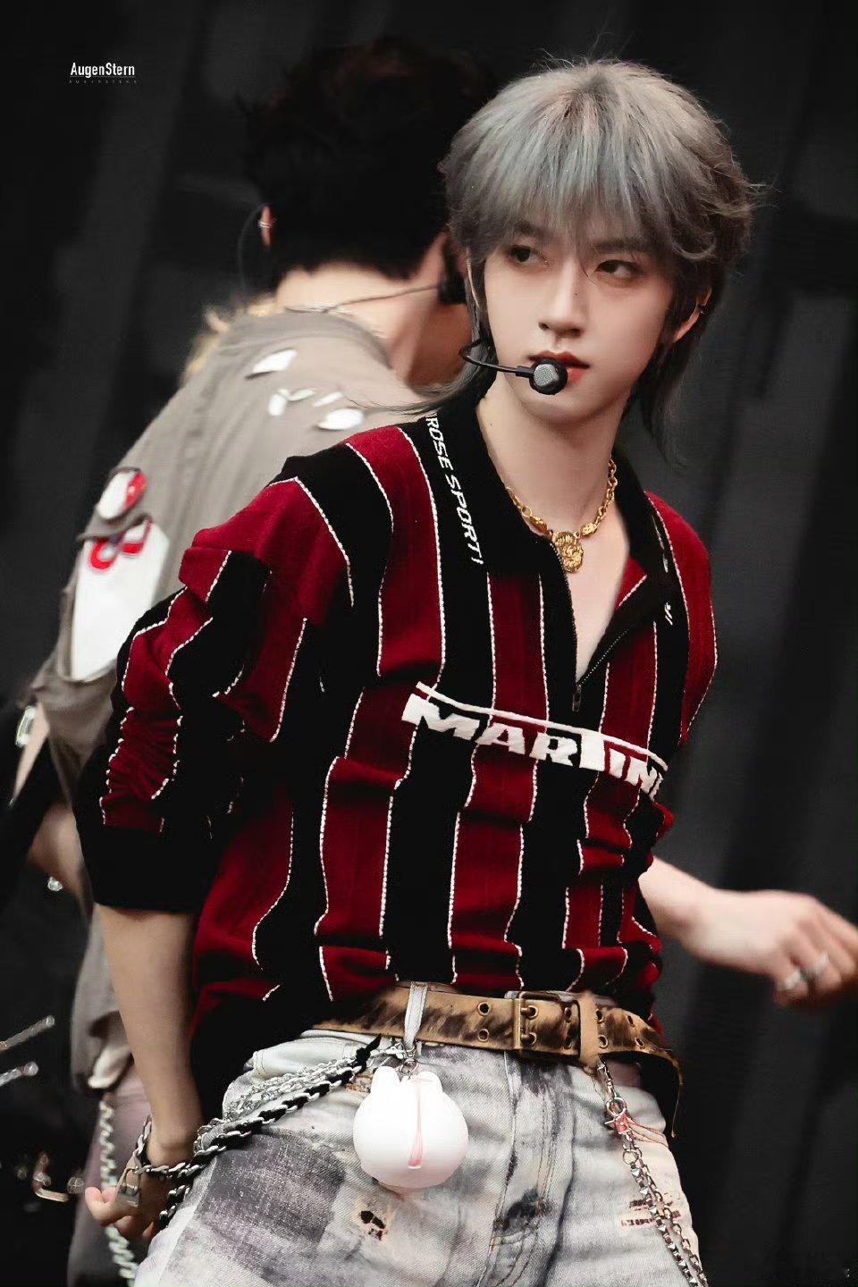 贺峻霖新音妆造～银发搭配狼尾适配度满分，狠狠帅到了 