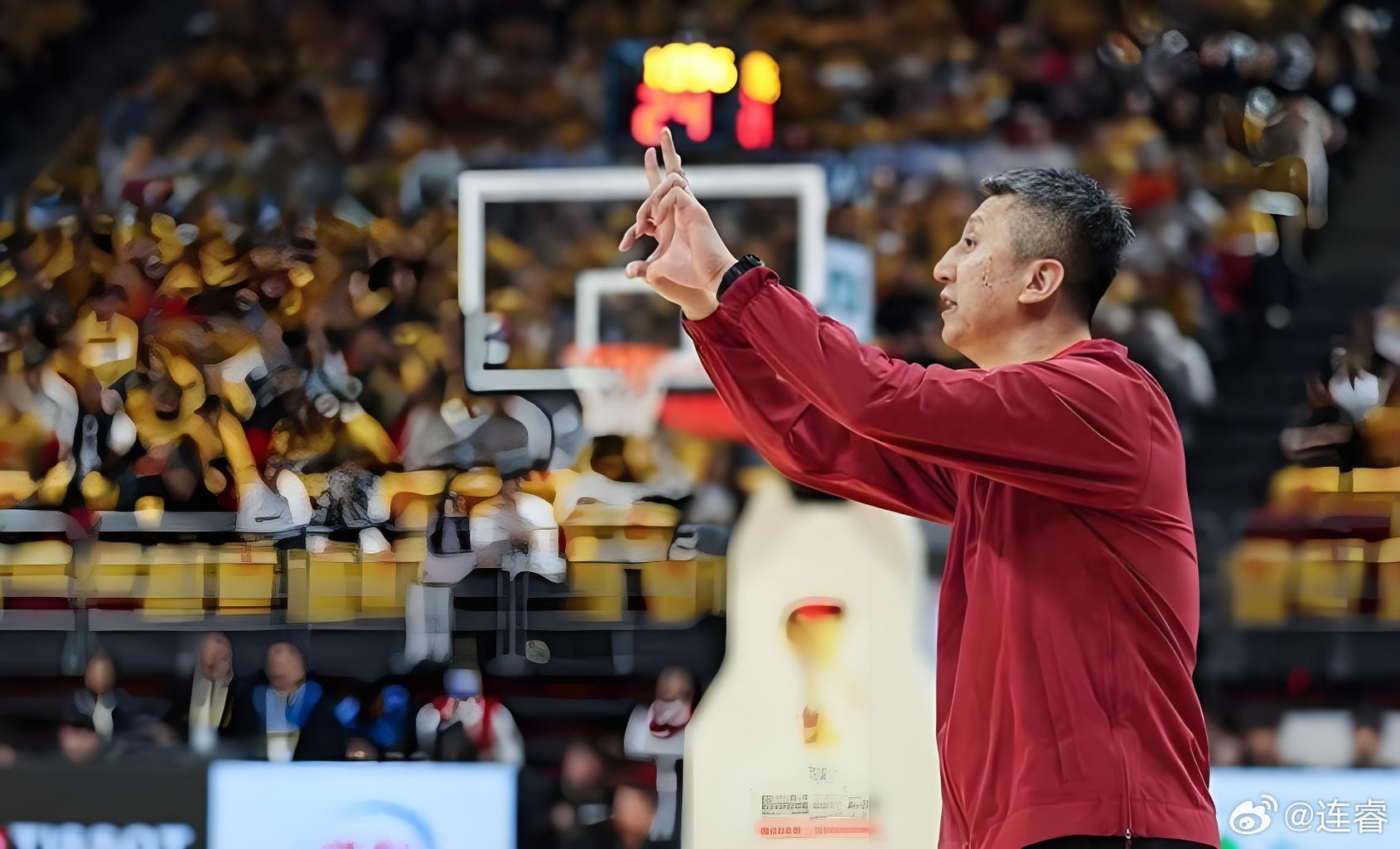 这怎么就又跑起来了，“不给转换”应该写块匾挂篮板上。今天这个防守是真….不好。 