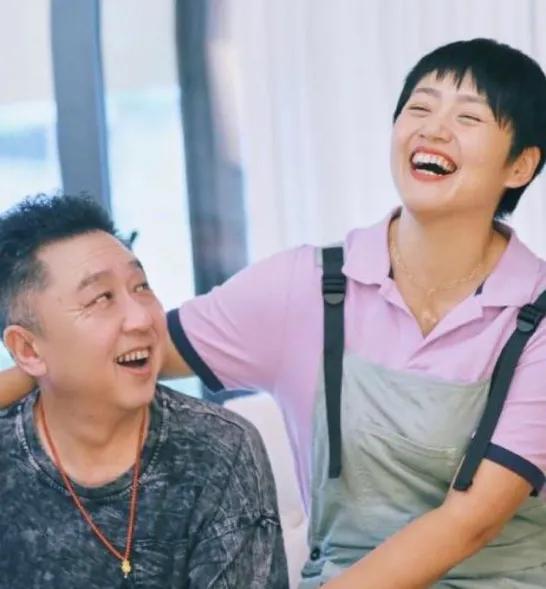 当年，于谦对白慧明说：“咱儿子必须得拜郭德纲为师。”白慧明一脸懵：“为啥？你当爹