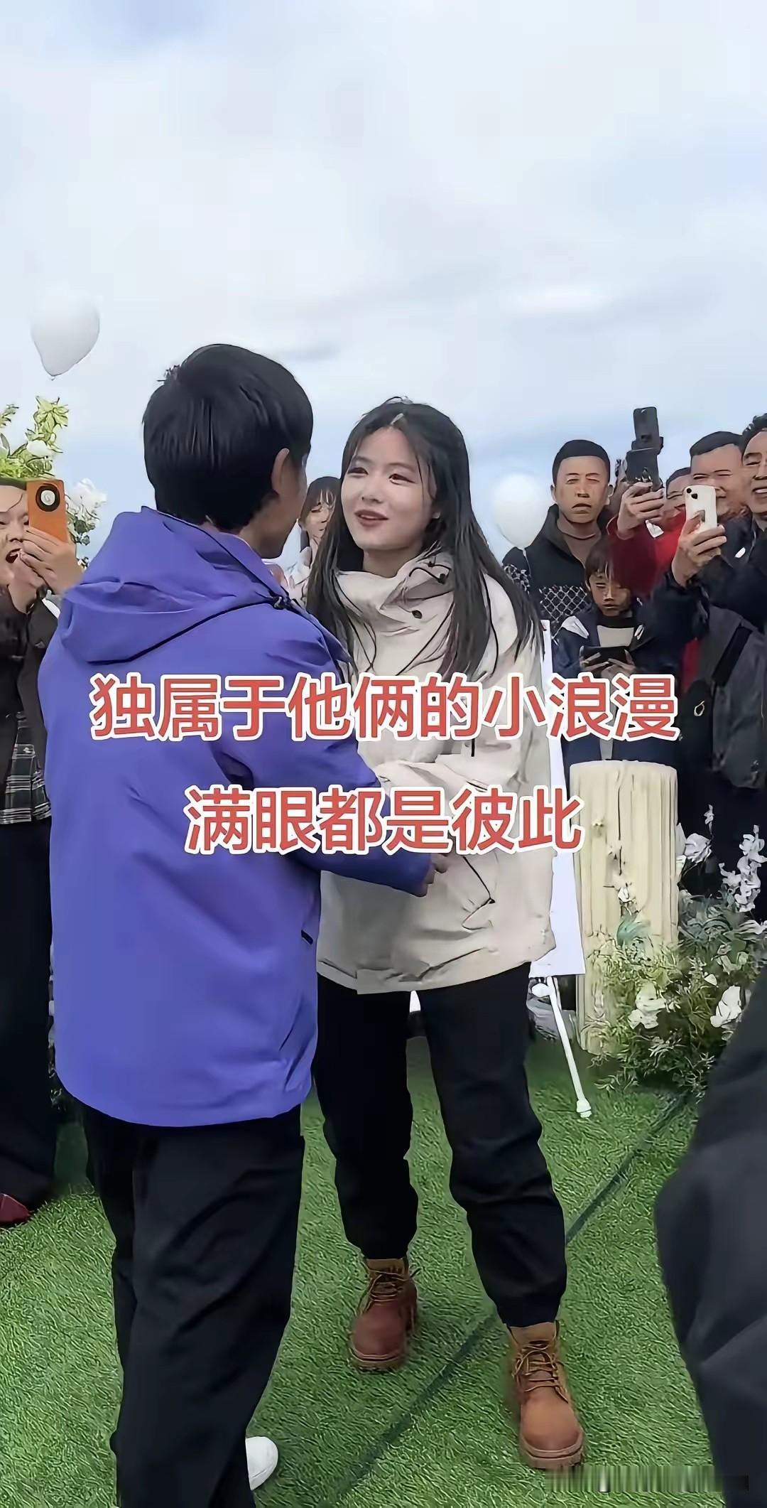 林北的小女朋友露脸了，好漂亮啊！像当年的奶茶妹妹，清纯大方，现在终于懂得为何林北