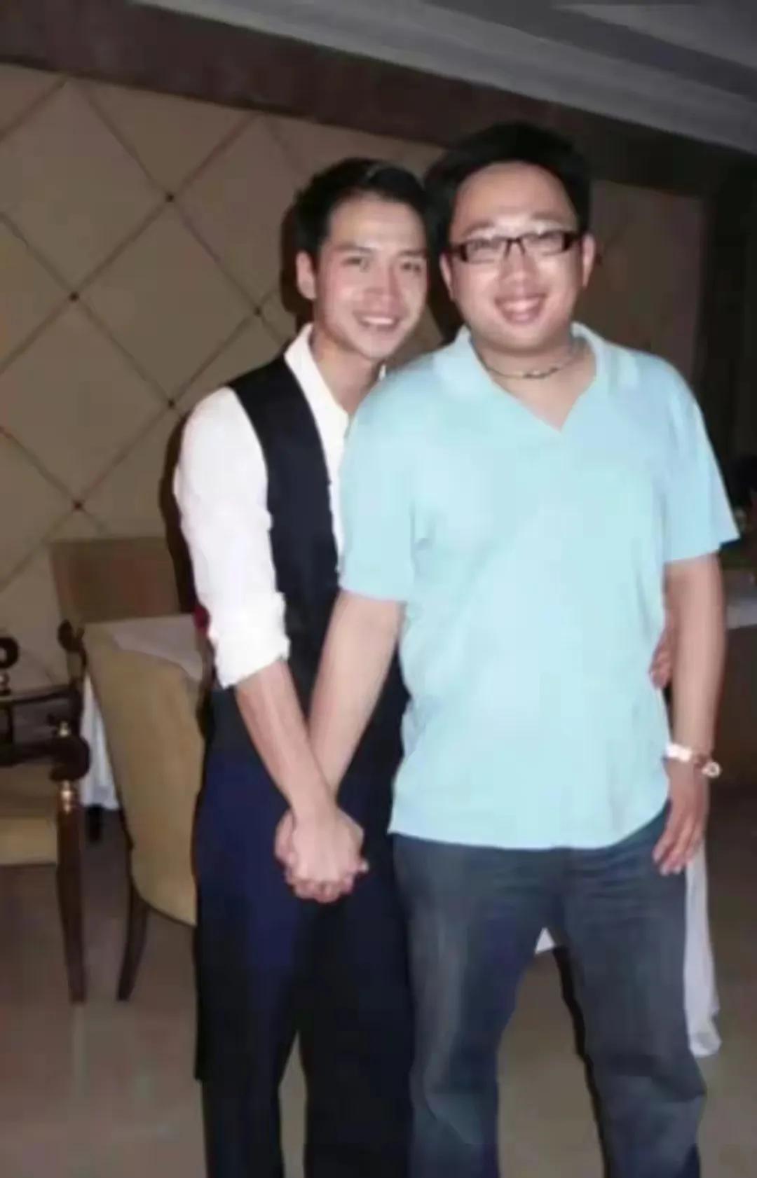 于正这么大的导演，怼天怼地，面对爱人的时候，居然不敢承认爱意，非要说只是正常的朋