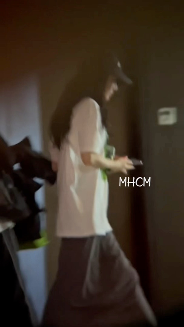 美丽宝贝果然热巴说自己瘦的很快美女宝多吃一口小蛋糕一点都不过分 