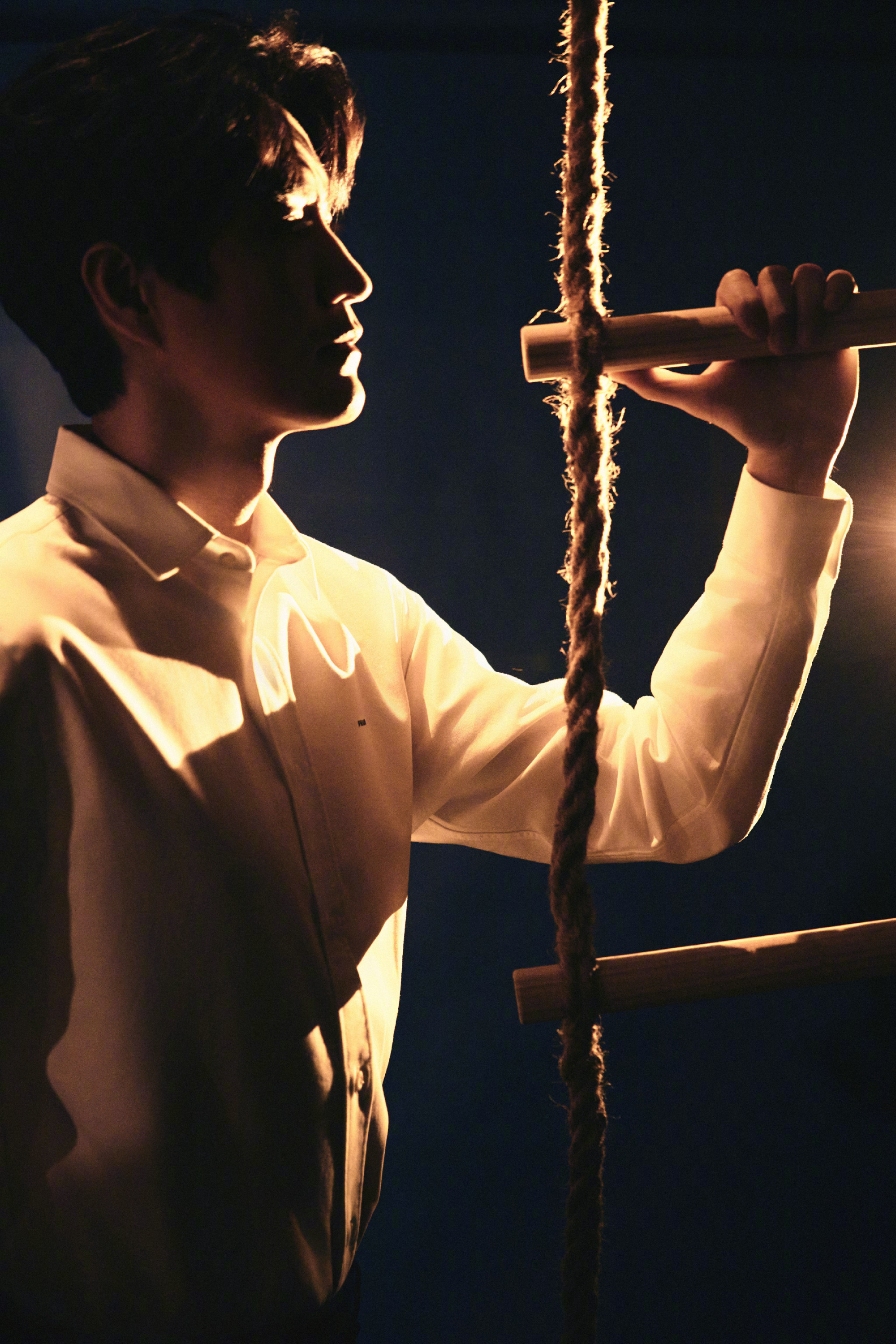 杨玏这身baby蓝真的简约清爽又阳光，完全文科学院来的，一张嘴又daddy感爆炸