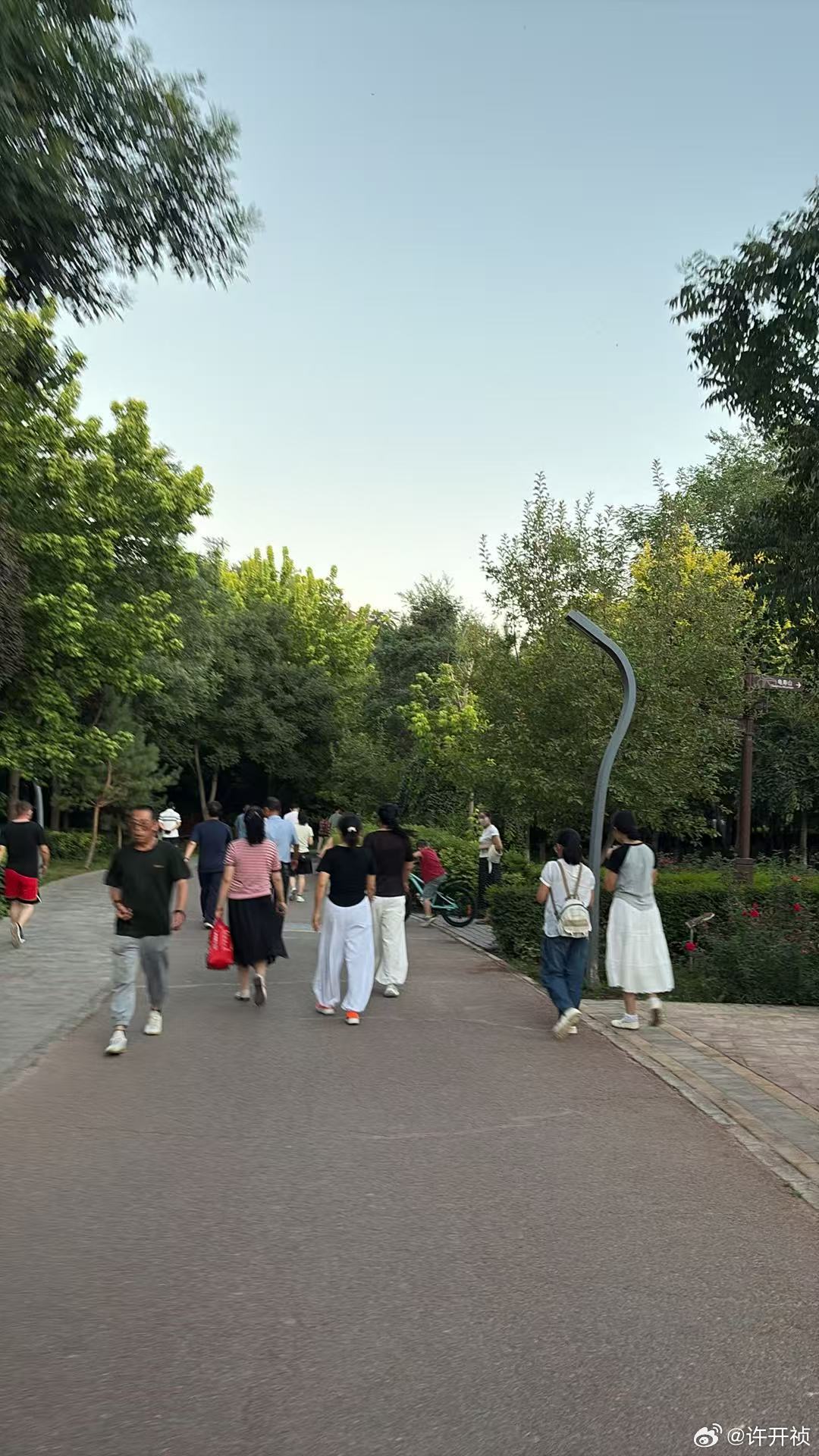 天仍然亮着。 