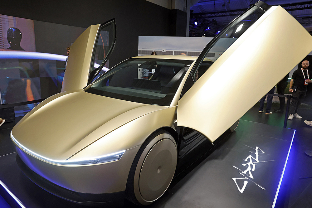 【马斯克：明年一季度推第三代人形机器人，正努力超额生产AI5芯片】北京时间10月