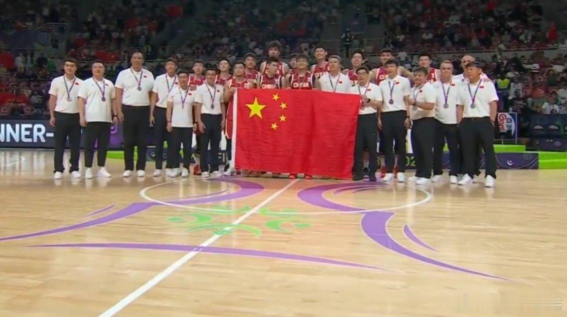 中国男篮亚军有点可惜，一分之差，中国男篮继续努力加油吧[打call] ​​​