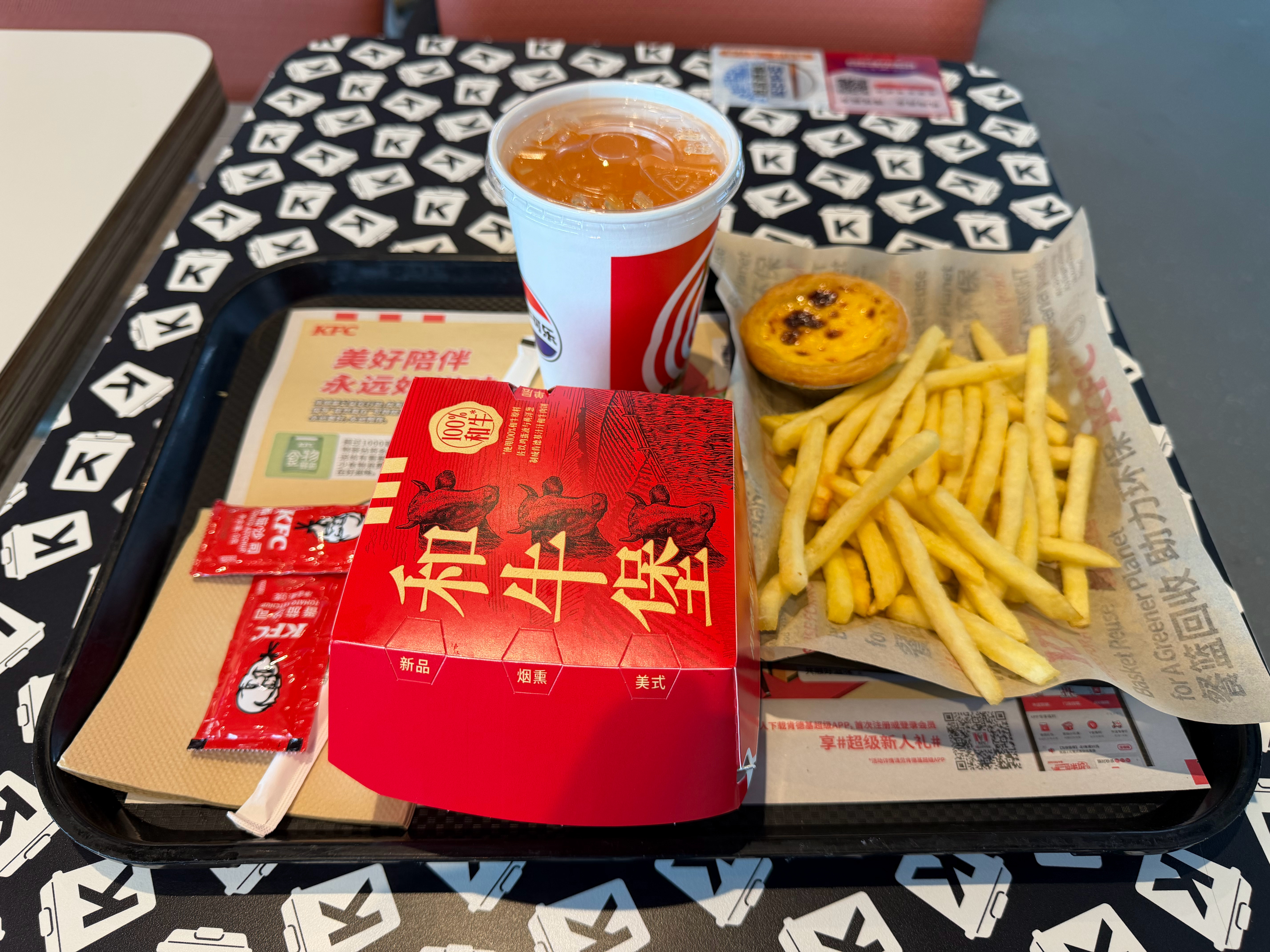 飞机延误了，要等好久。在机场这么无聊还是随便看看吧，看看别人吃我就不饿了