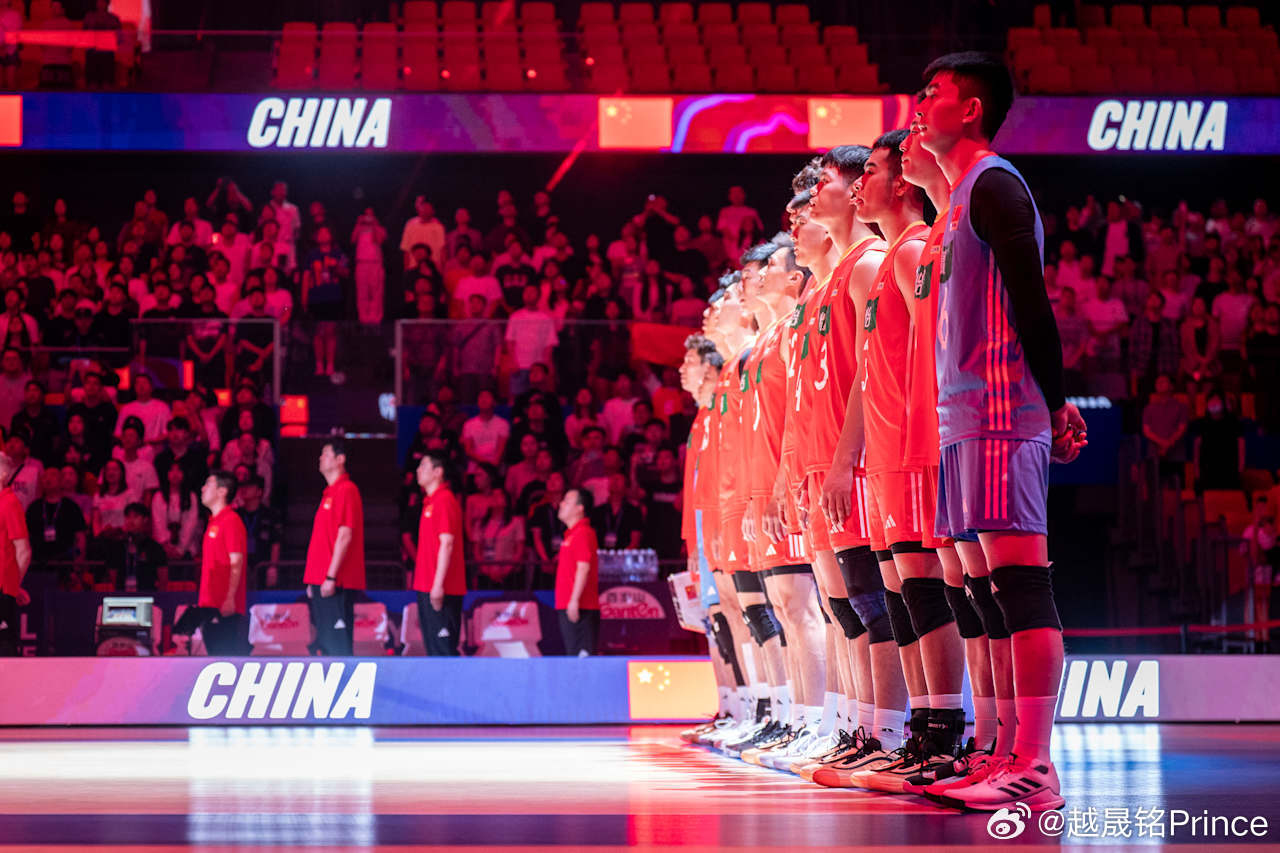 中国男排vs日本男排 🔴从第一场比赛来看，中国男排的旧问题依然存在：发球弱轮明