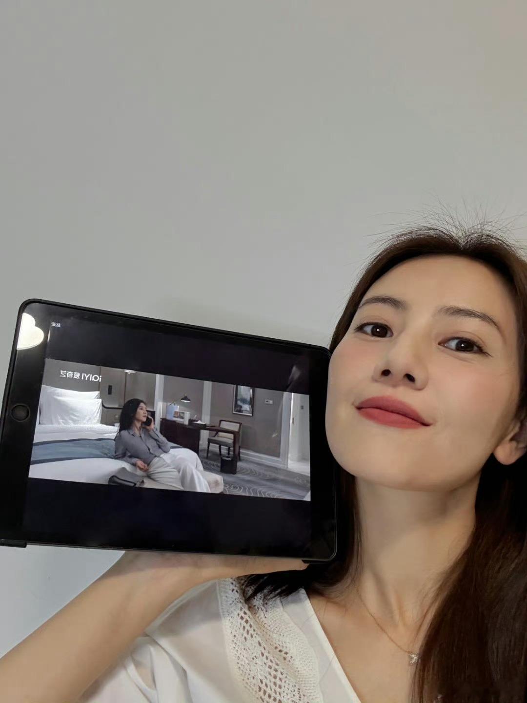 高圆圆晒自拍称自己在“追”绝密较量的赵亚苧，不得不说姐无论是剧里剧外都美的有点过