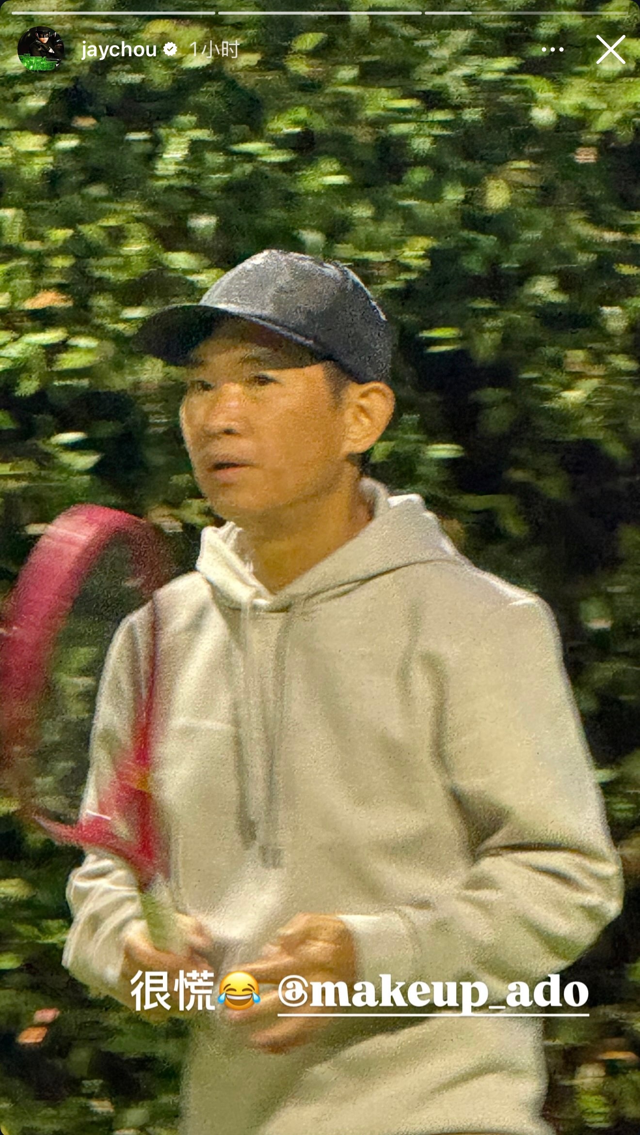 世界纷纷扰扰周杰伦依旧打网球周杰伦 照打 insstory显示周杰伦一小时前上传