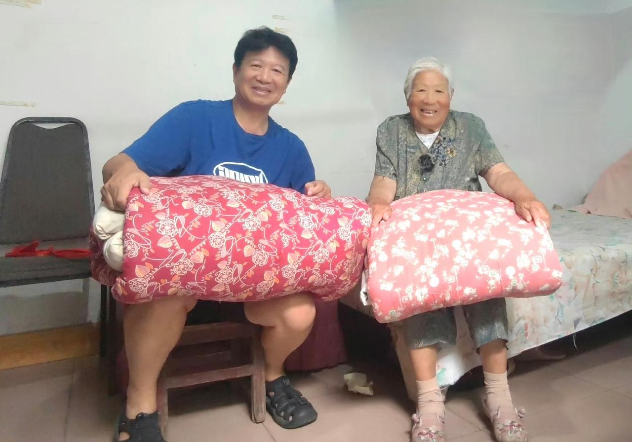 完成《我听老母亲讲过去》第二十六章：两床母亲棉被，母子一生珍藏。

娘的母亲套的