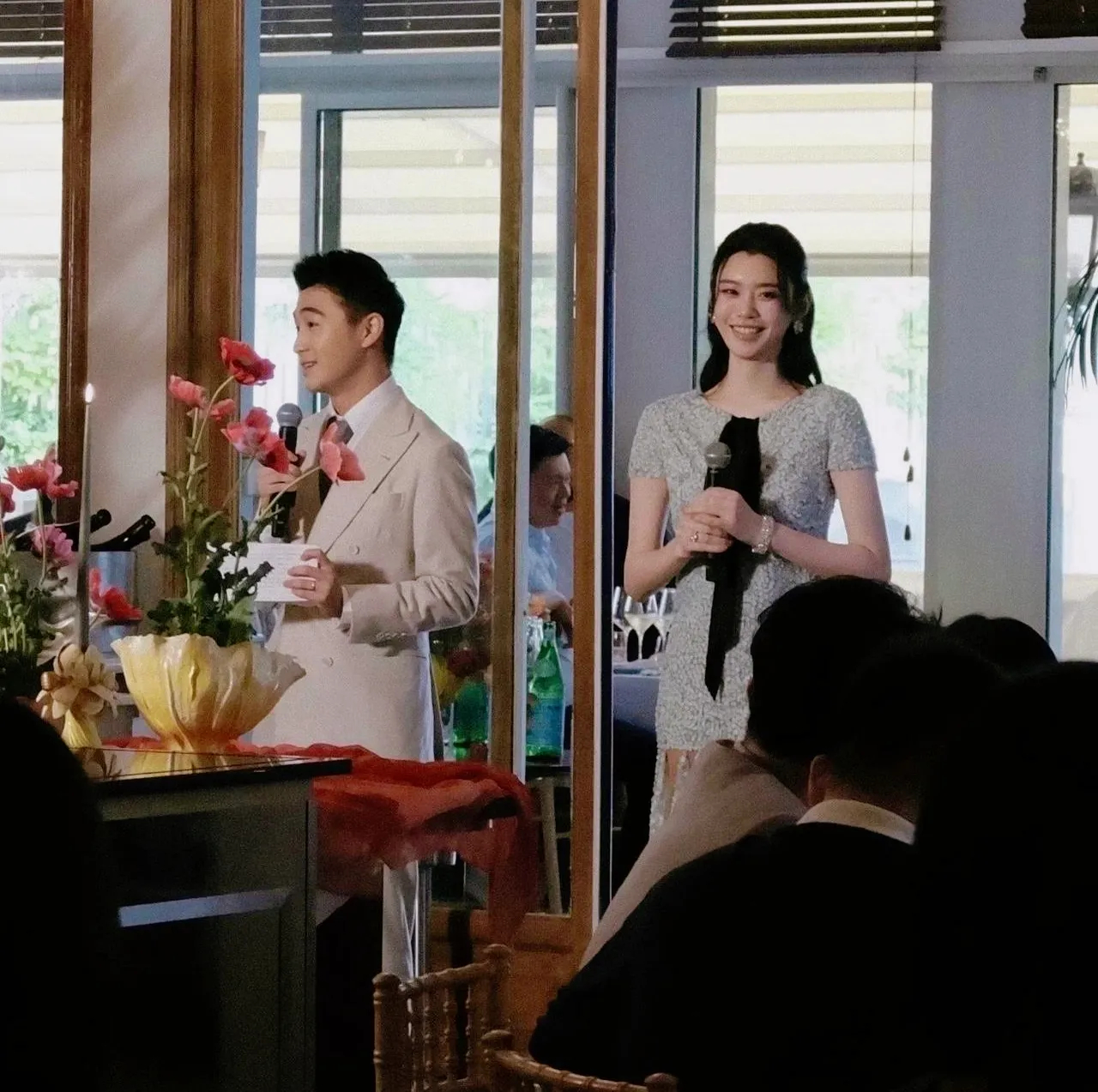 何猷君奚梦瑶提前招待来宾，致辞欢迎！她儿子站着，都超过了她的腰线，这孩子以后肯定