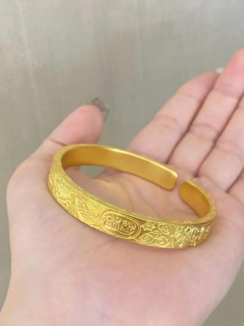 老公给媳妇买了个大金镯子，媳妇只戴了两天就不戴了，直接放进抽屉里锁了起来。老公问