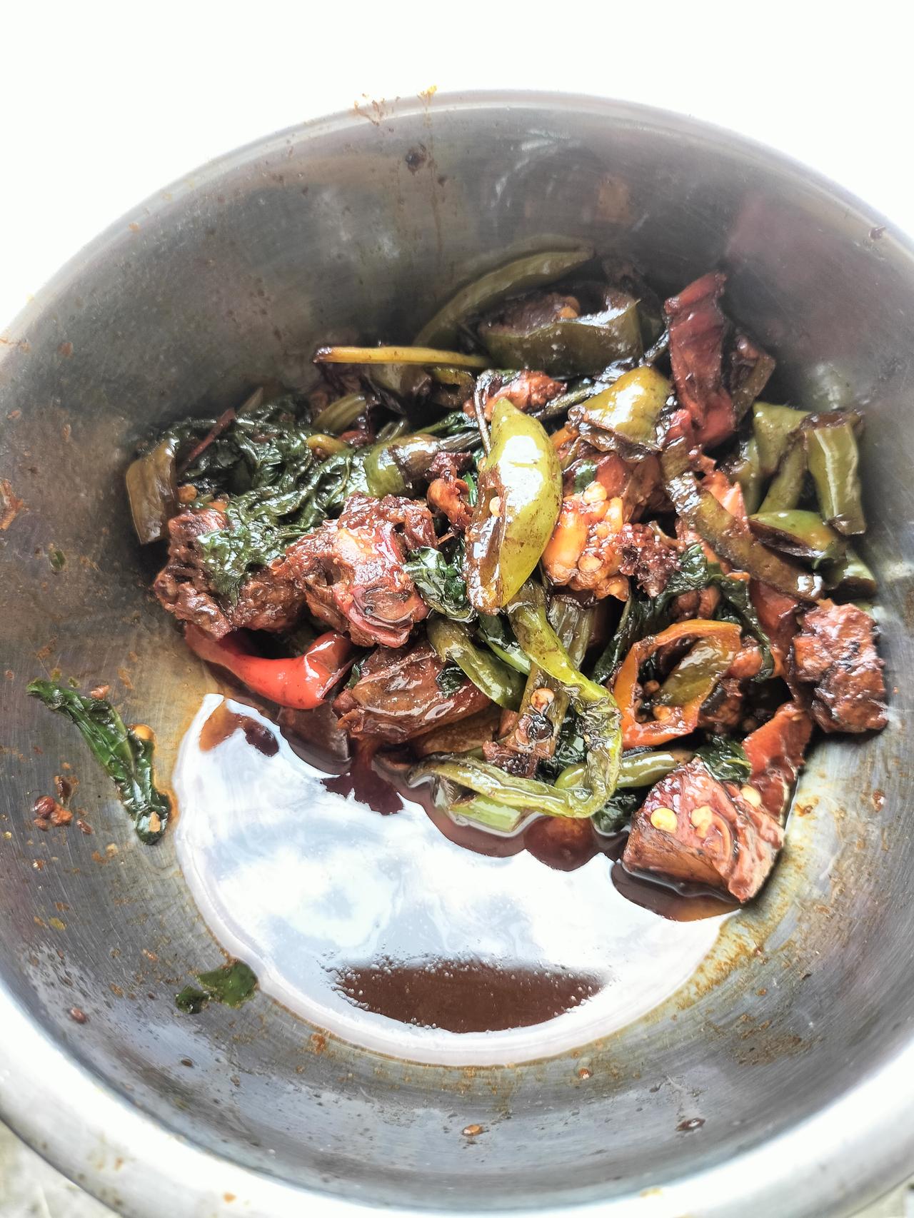 炒菜放了老抽，颜色变黑了。 这是空心菜，跟一点烤鸭炒的，本来那个烤鸭就有味道，它