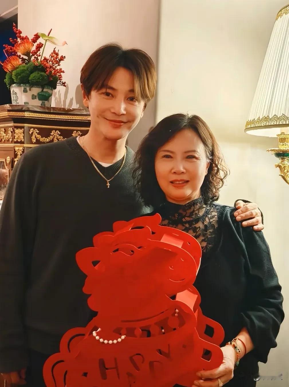 孙坚也逃不掉过年的无力感！
晒出自己与母亲的聊天，透露过年时候轻松而回，却疲惫离