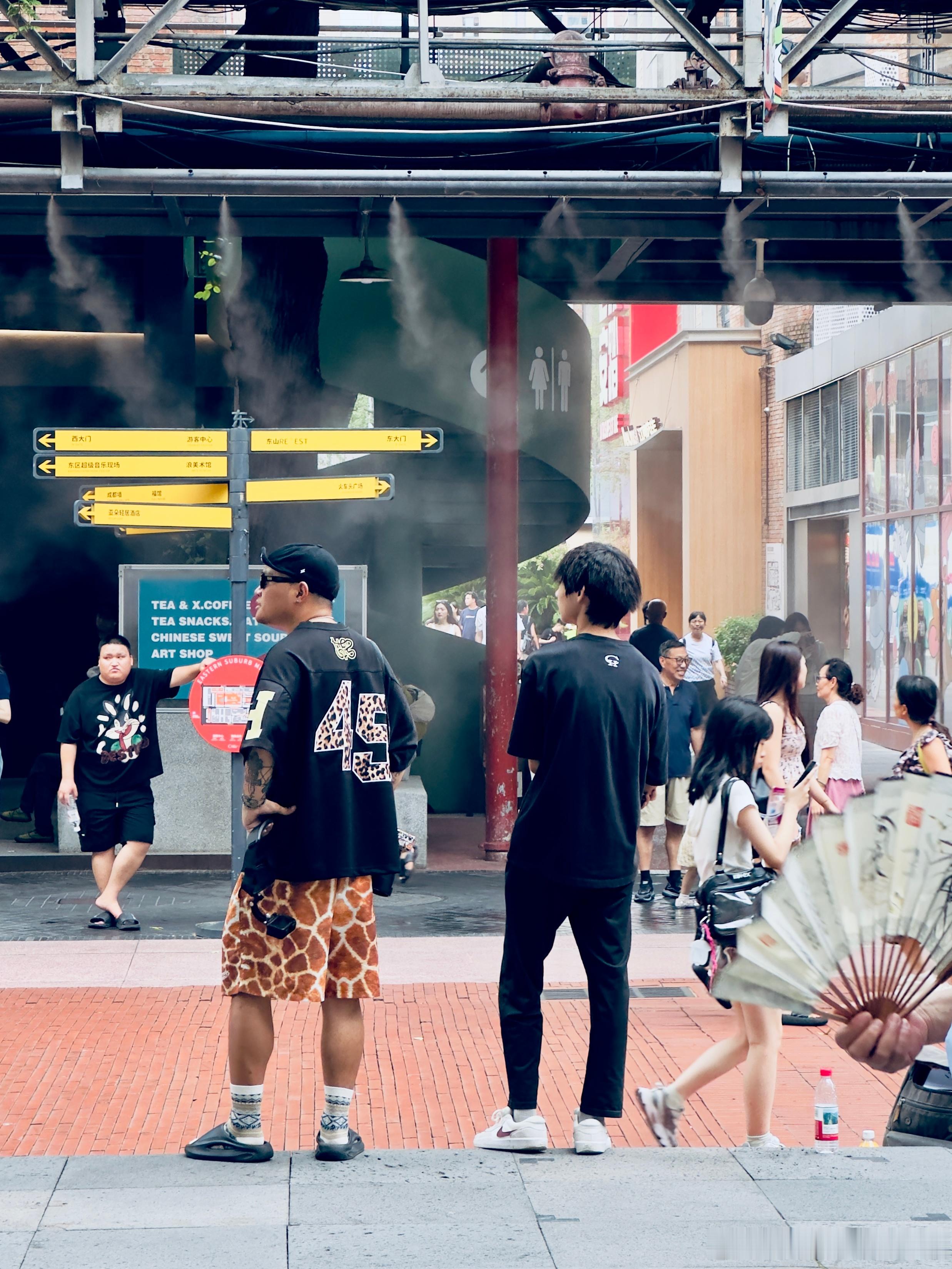 偶遇成都的“补熊达人”，大家对于成都的刻板印象还是有他的助力[笑cry][笑cr