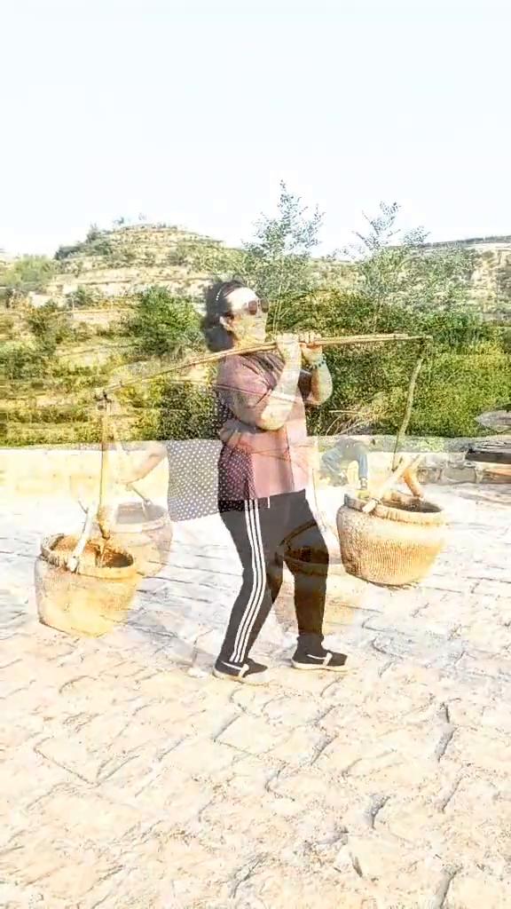 友友们大家好，今天和老伴准备开启新疆自驾旅游。第一站是到了七口古镇，如果有热爱旅