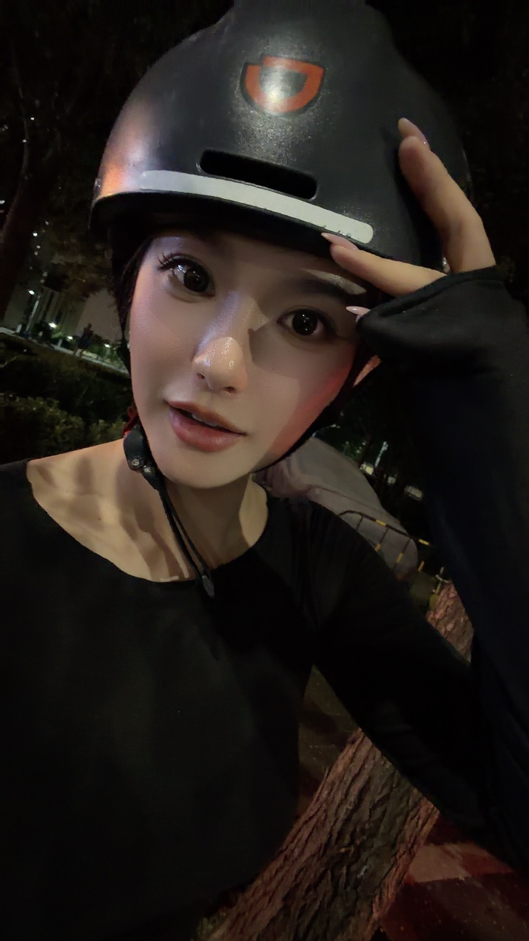 《头盔夹脑门子啊喂》！！！我+大晨子+阿辉，我们仨骑共享电驴回酒店🏨大晨子：这