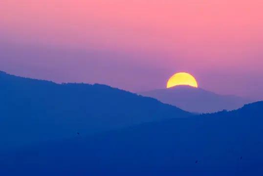 当前的日本正如那轮西山落日，处于消失在山背的前夜。
    从大势讲，明治维新后