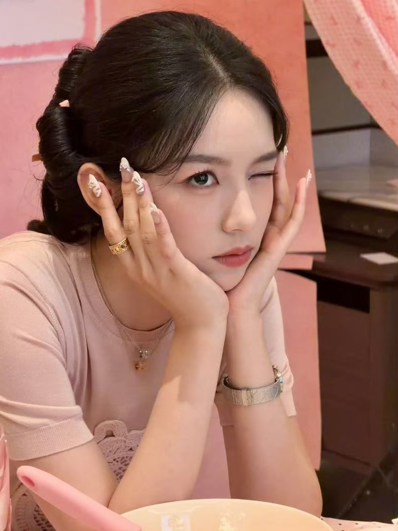 周也的美甲是芭蕾舞鞋美甲好适合夏天，人也好好看