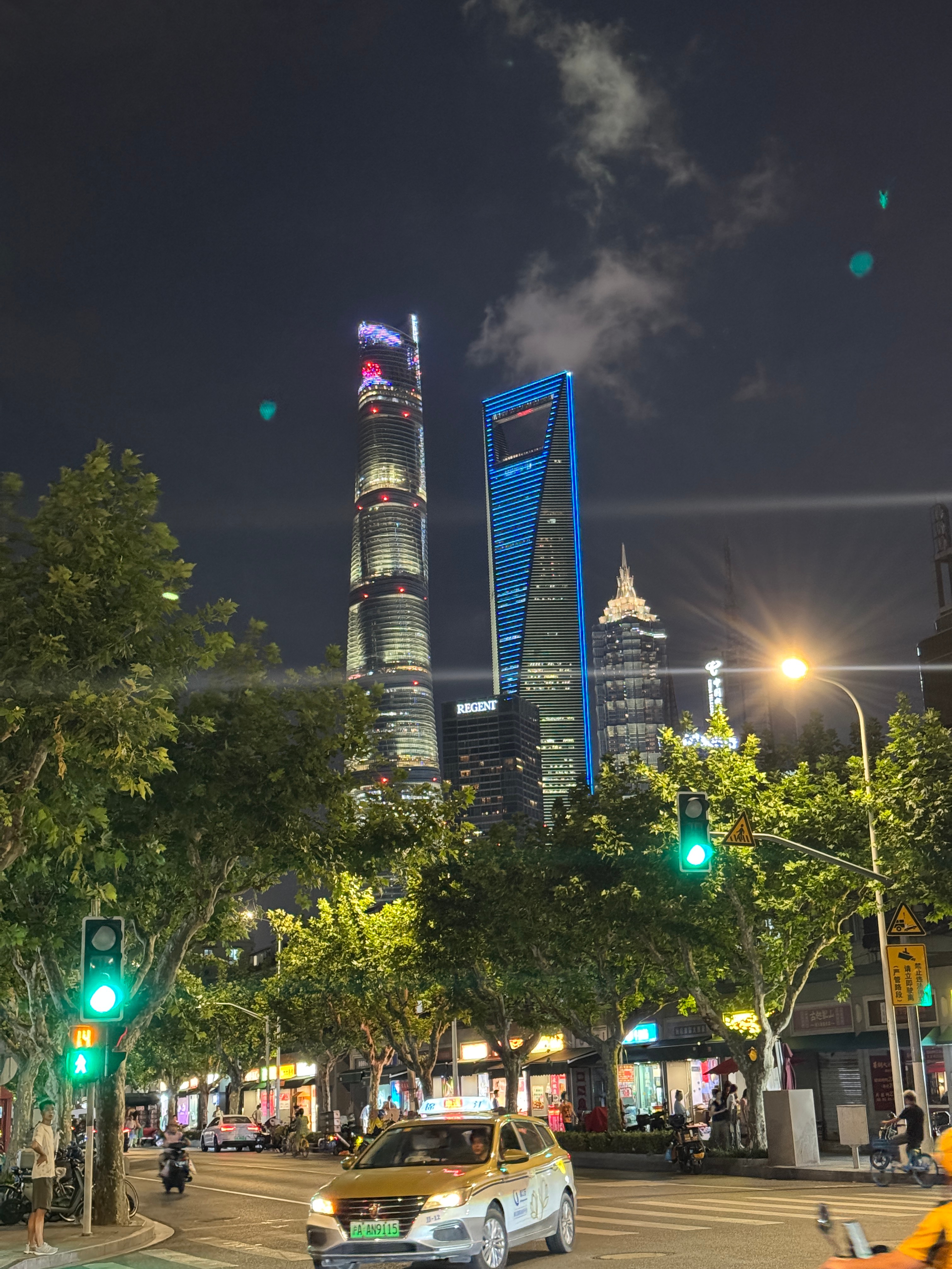 出门就是三件套，以及苹果这个夜景拍照真是完全不能用了。 