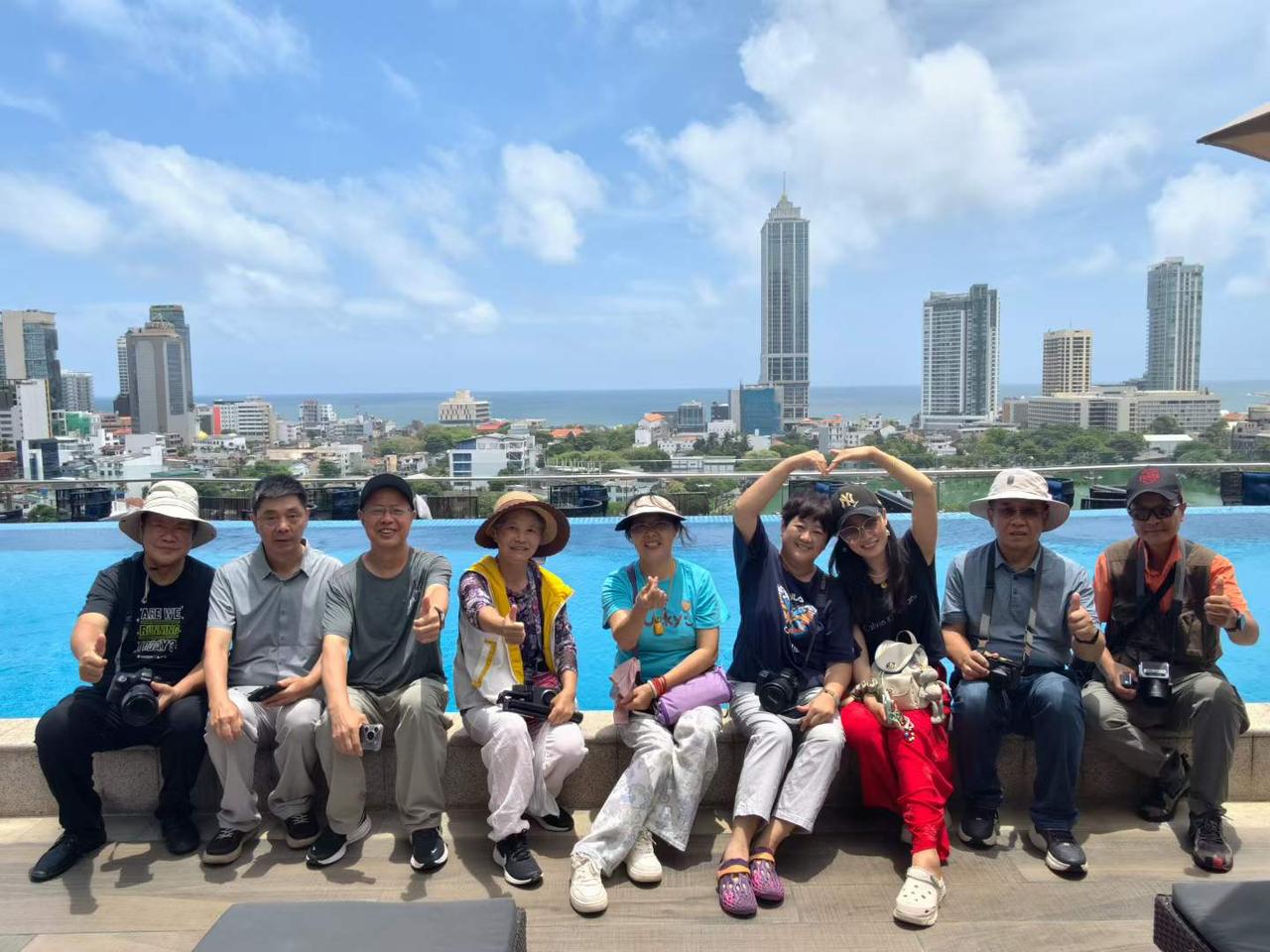 摄影之都斯里兰卡佛牙节采风周末继续进行中。
图文：成都市摄影艺术家协会   曹铁