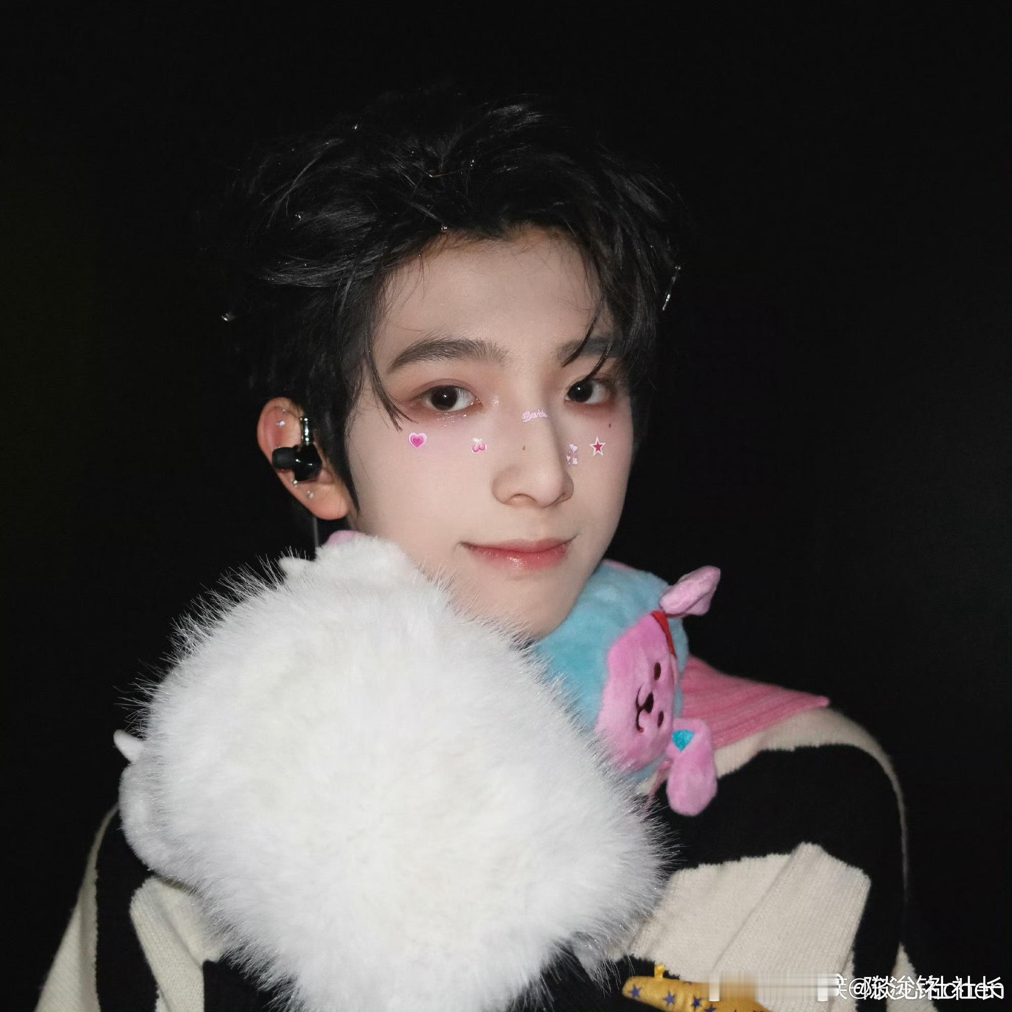 陈浚铭与毛茸茸的适配度 看到陈浚铭情人节最新营业，一眼就锁定了中间的照片，从毛绒