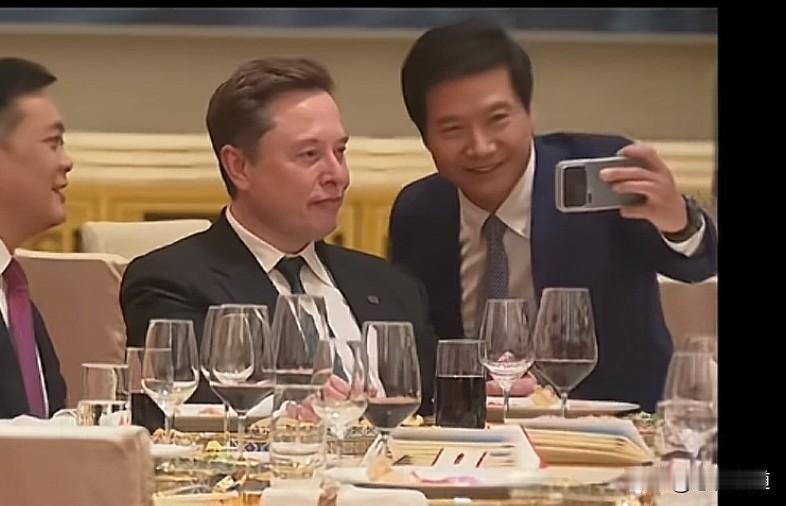 中美两国的科技巨头终于会面。雷军在宴会上和马斯克自拍。一张晚宴自拍，刷屏了整个科