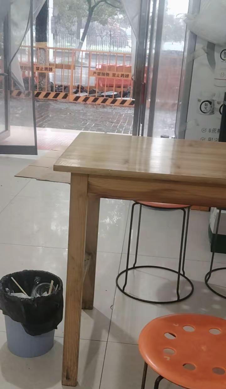 求求老天您别下雨了，明天赐给我一个晴天吧，我要去送寸头小子了，身外的雨和心里的雨