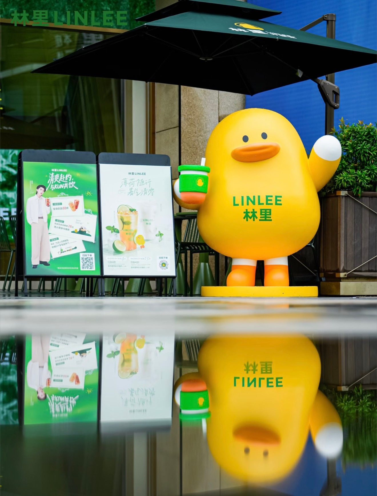 谁能想到LINLEE林里这波线下直接放大招了！太用心了，深圳痛楼门店氛围感直接拉