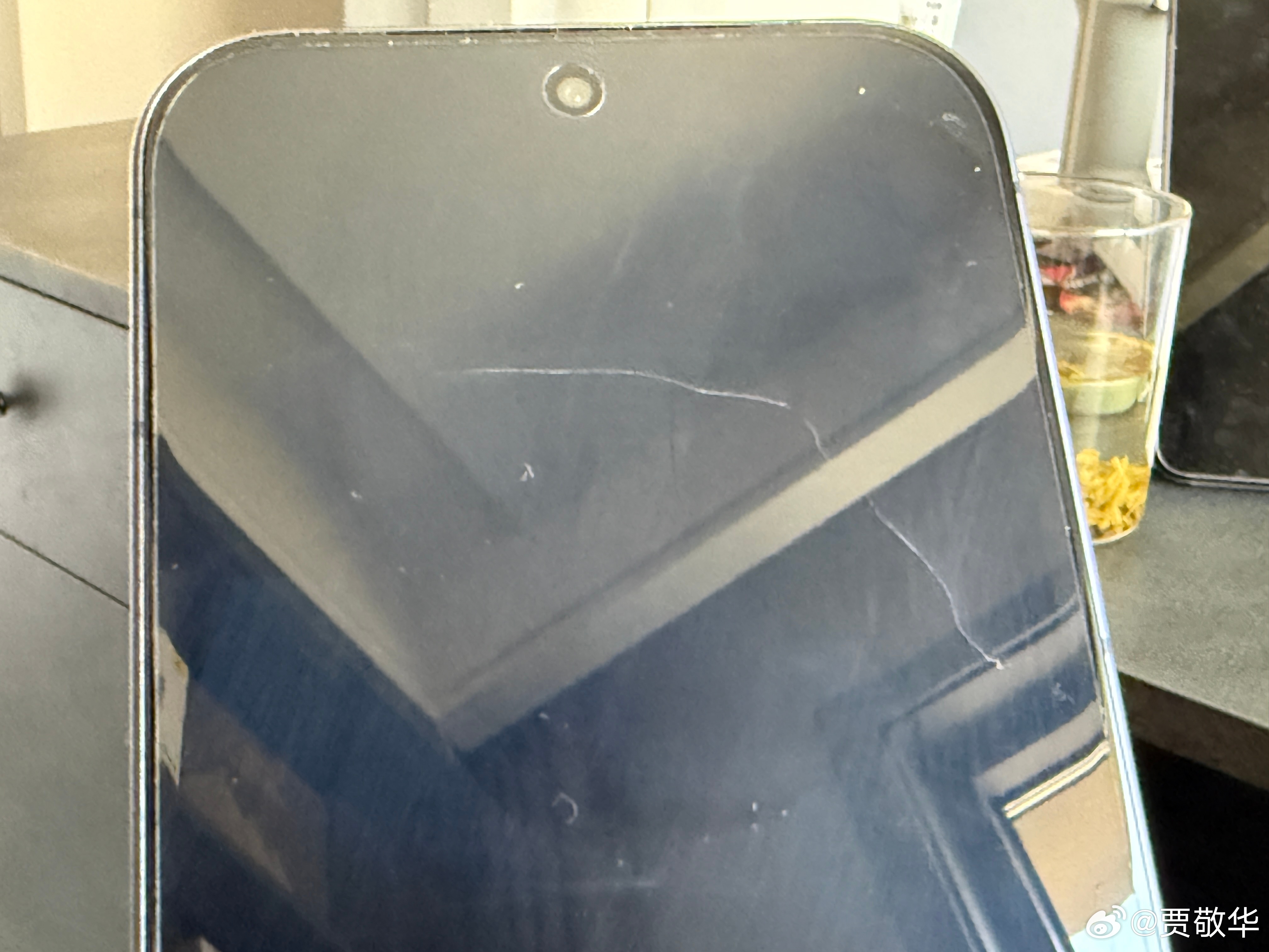 中午去外边吃饭，回来发现手机屏幕有多个划痕，天塌了啊，兄弟们。这台手机刚玩没几天