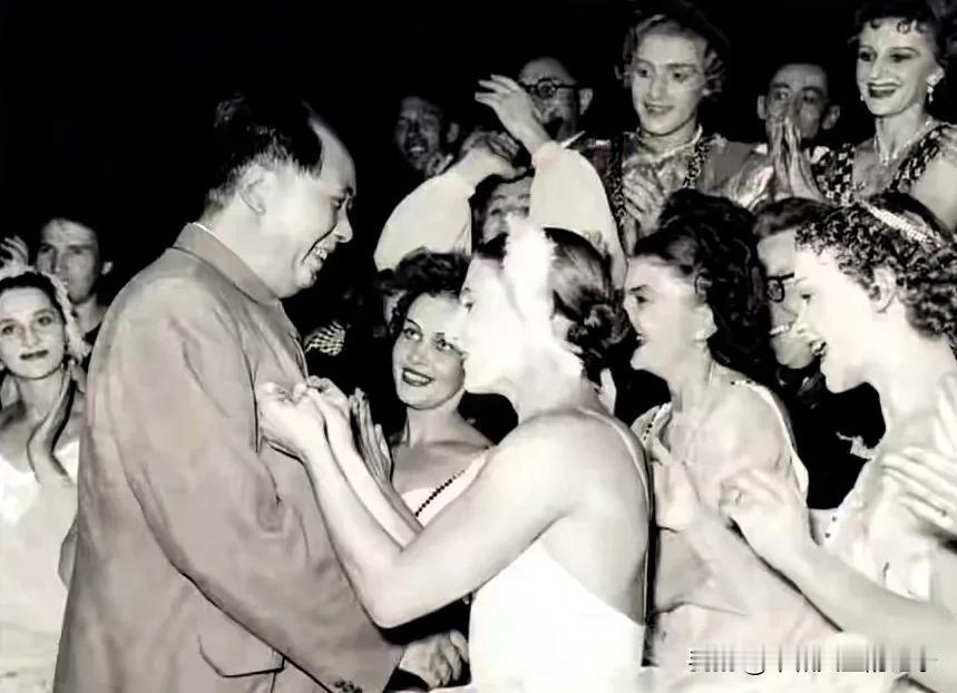 1954年10月29日，毛主席观看苏联芭蕾舞团演出的经典舞剧《天鹅湖》，演出结束