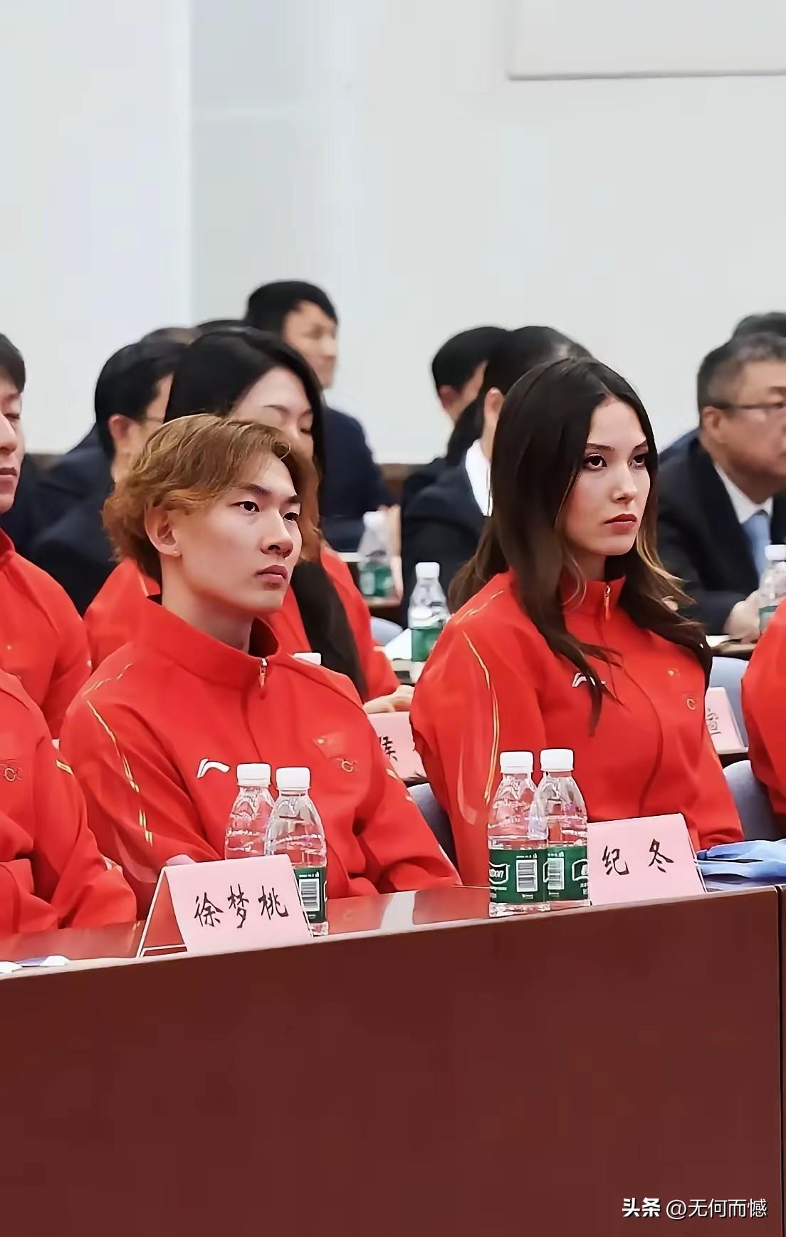 谷爱凌和苏翊鸣在庆功会上挨着坐着，两个人的成绩都不错，都夺得了金牌，两个人的商业