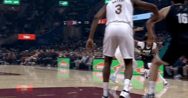 杨瀚森卡人很漂亮，大体格挡住了布莱恩特，夏普上篮打进





杨瀚森这个卡人很