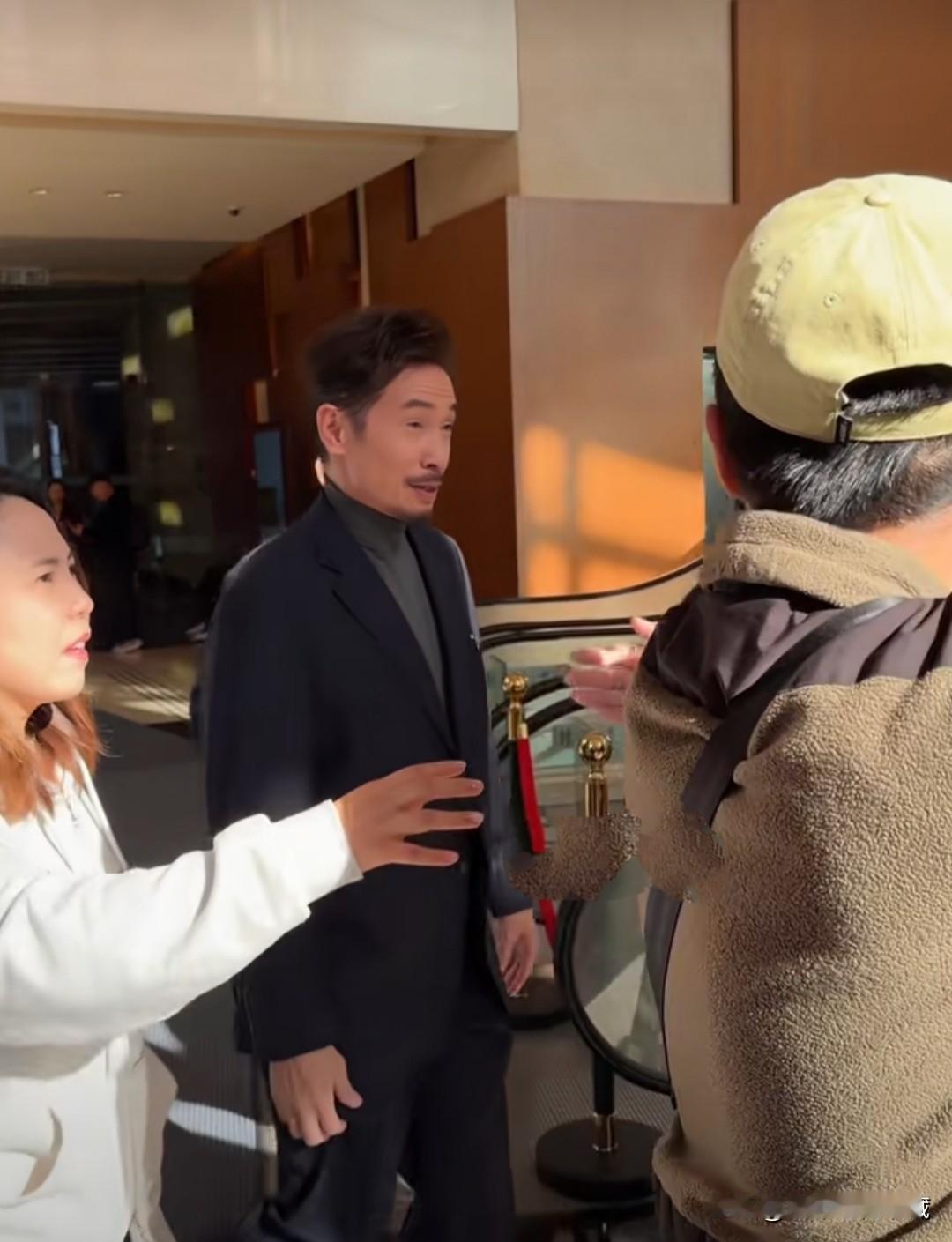 香港著名演员陈豪出席活动，小胡子太帅了，陈豪虽然不是帅哥，他眼睛也不大，脸型也不