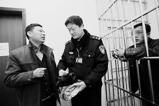 当年我经常外出采风、写生，随身带着一台佳能5D Mark II相机，配着专业镜头