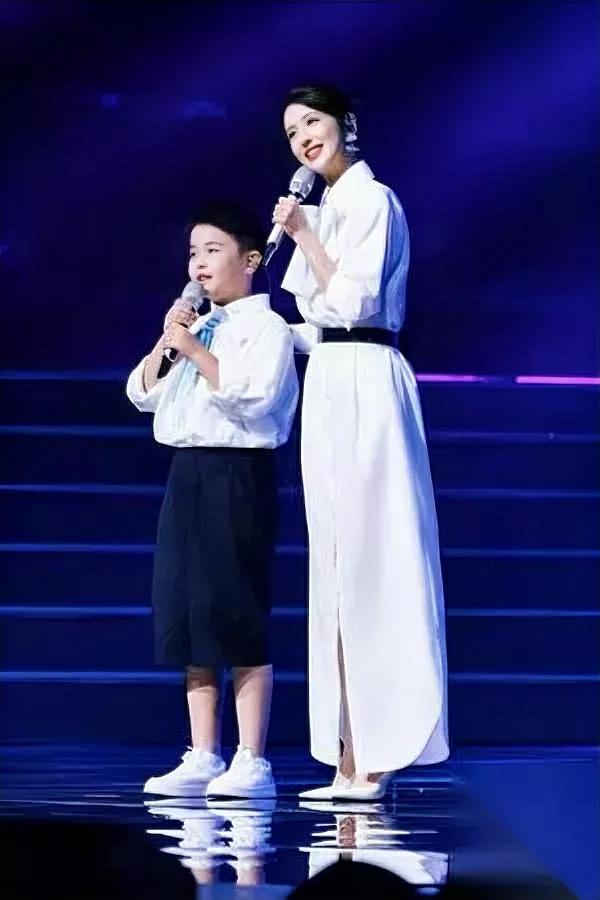 陈思诚深夜发文引热议！

点进才发现满是孤独感？

作为百亿导演，他在事业上风光