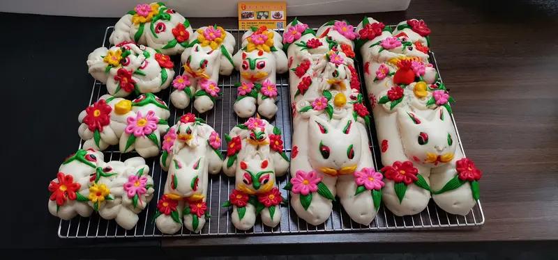 过年的时候，南通的手工花馍可太有年味了！这些花馍造型各异，有可爱的小兔子、吉祥的