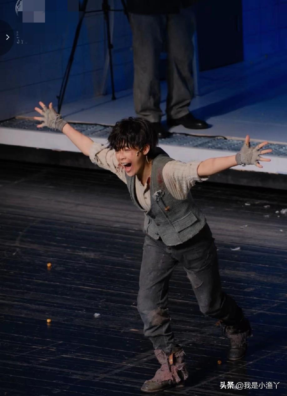 陈丽君短发亮相话剧《枕头人》，越剧女神颠覆形象惊艳全场

那个在越剧舞台上温婉柔