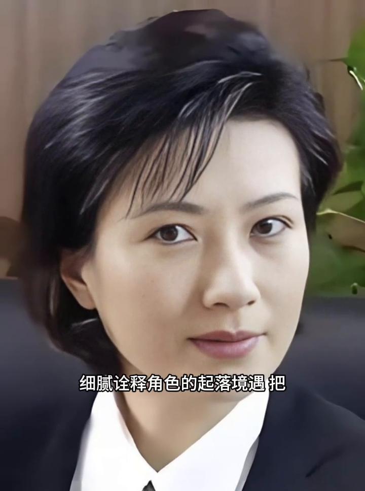 与生俱来的精致相貌是王静亮眼的名片，一言一行尽显从容优雅。颜值只是加分项，过硬演
