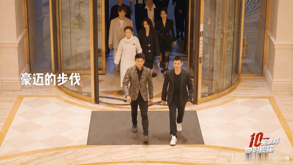 #十天欢迎酒会好像名利场#这个场面真的还蛮有名利场的风格氛围的，杯里面的红酒摇曳