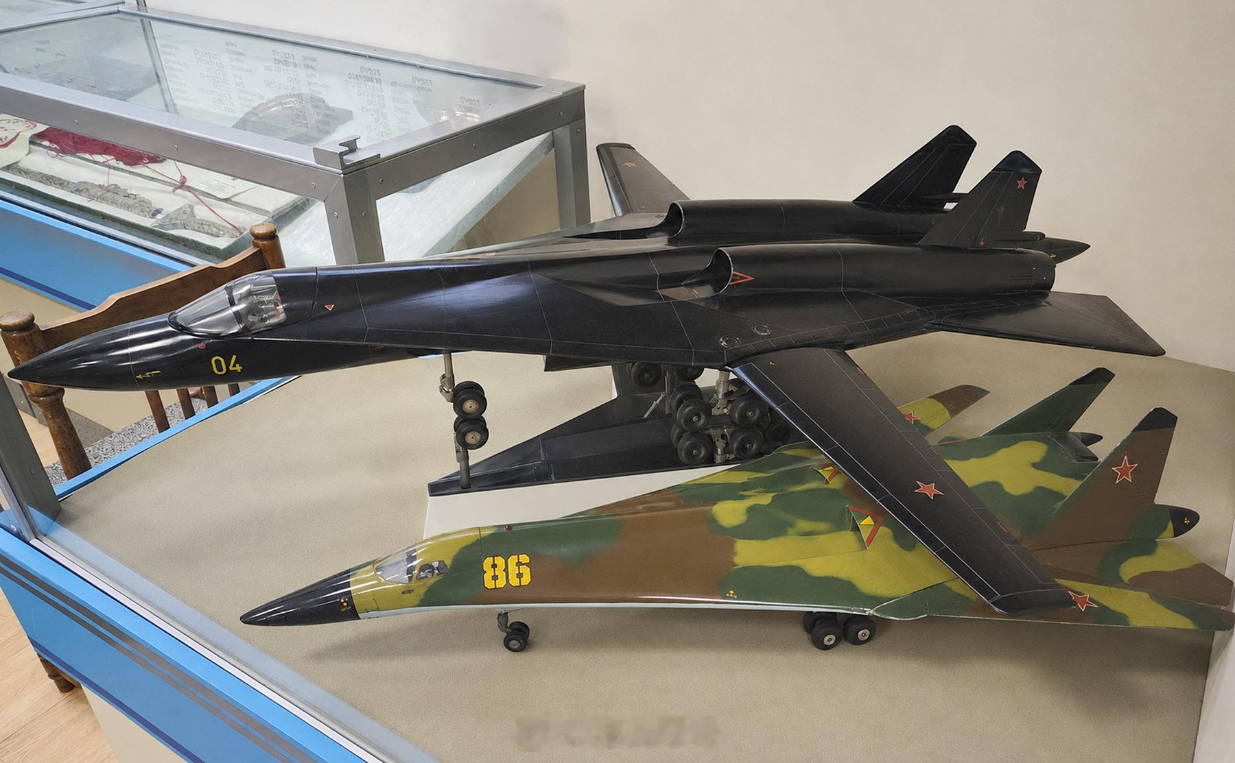 1980 年代早期一组苏霍伊设计局的绝佳模型：Su-24BM2（Bort 04）