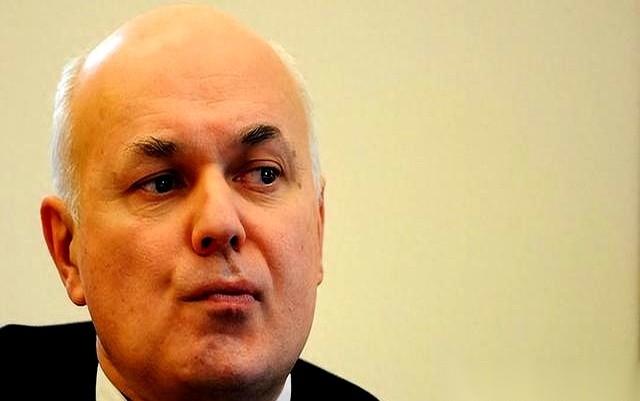 英国一个政客，突然指着自家士兵的军装，对着镜头喊：“这是中国造的，要出大事！”