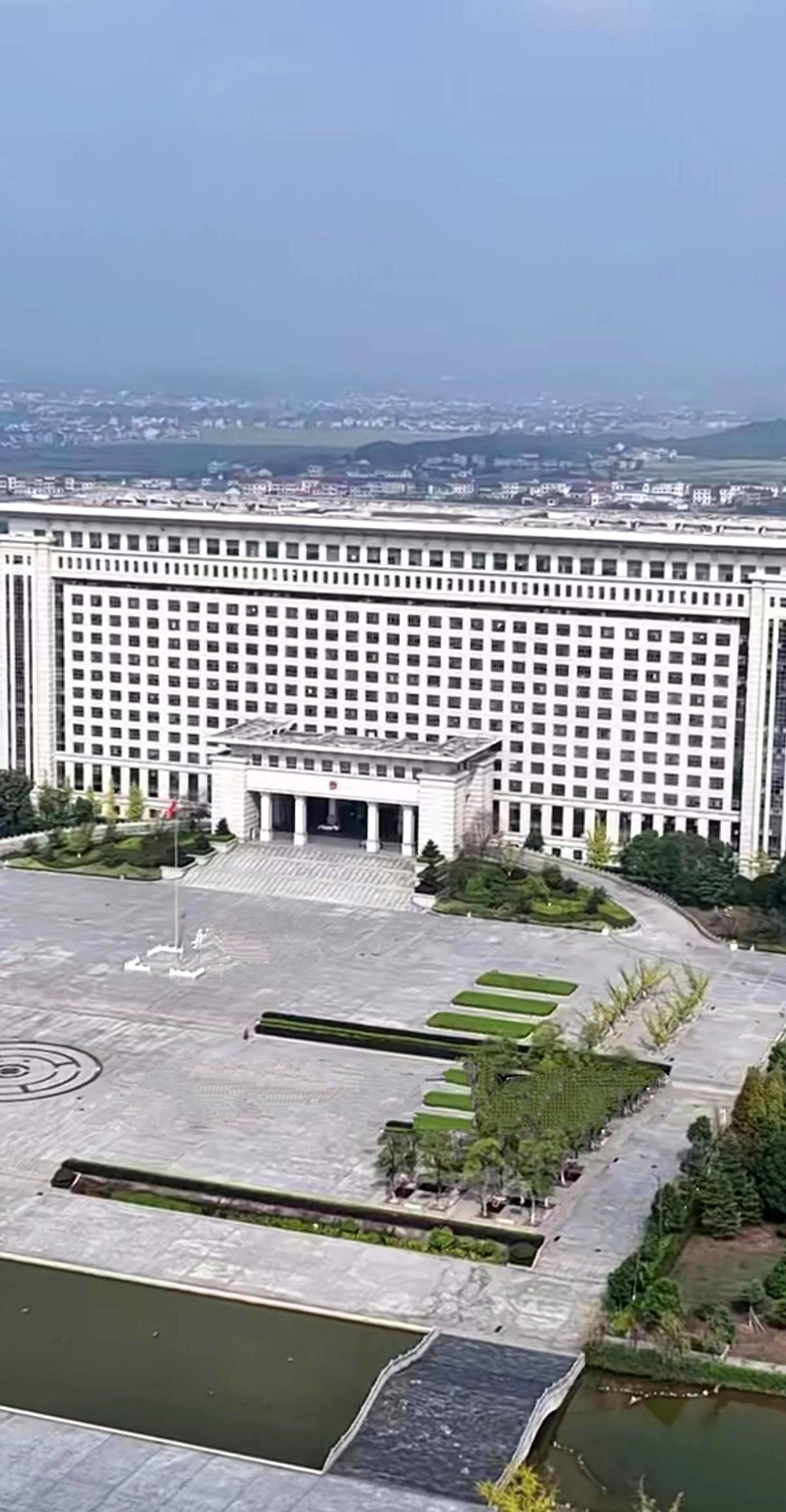 湖南这个县政府大楼，2.7亿，地盘还占了两百亩，确实挺气派。
很多人一看就觉得太