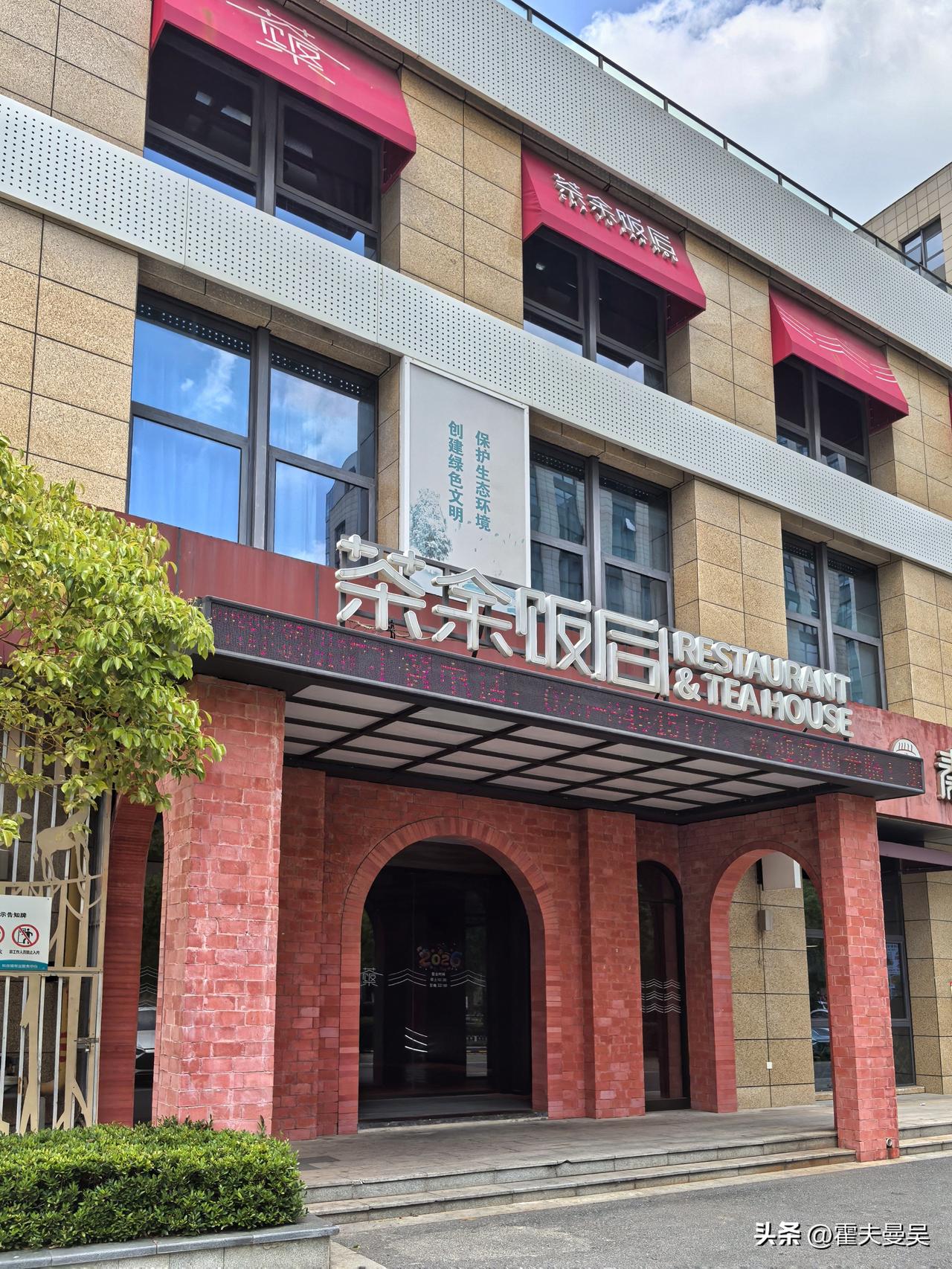 这次出行我们选择乘高铁前往南京。抵达后便租了一辆商务车，直奔酒店。等安顿妥当之后