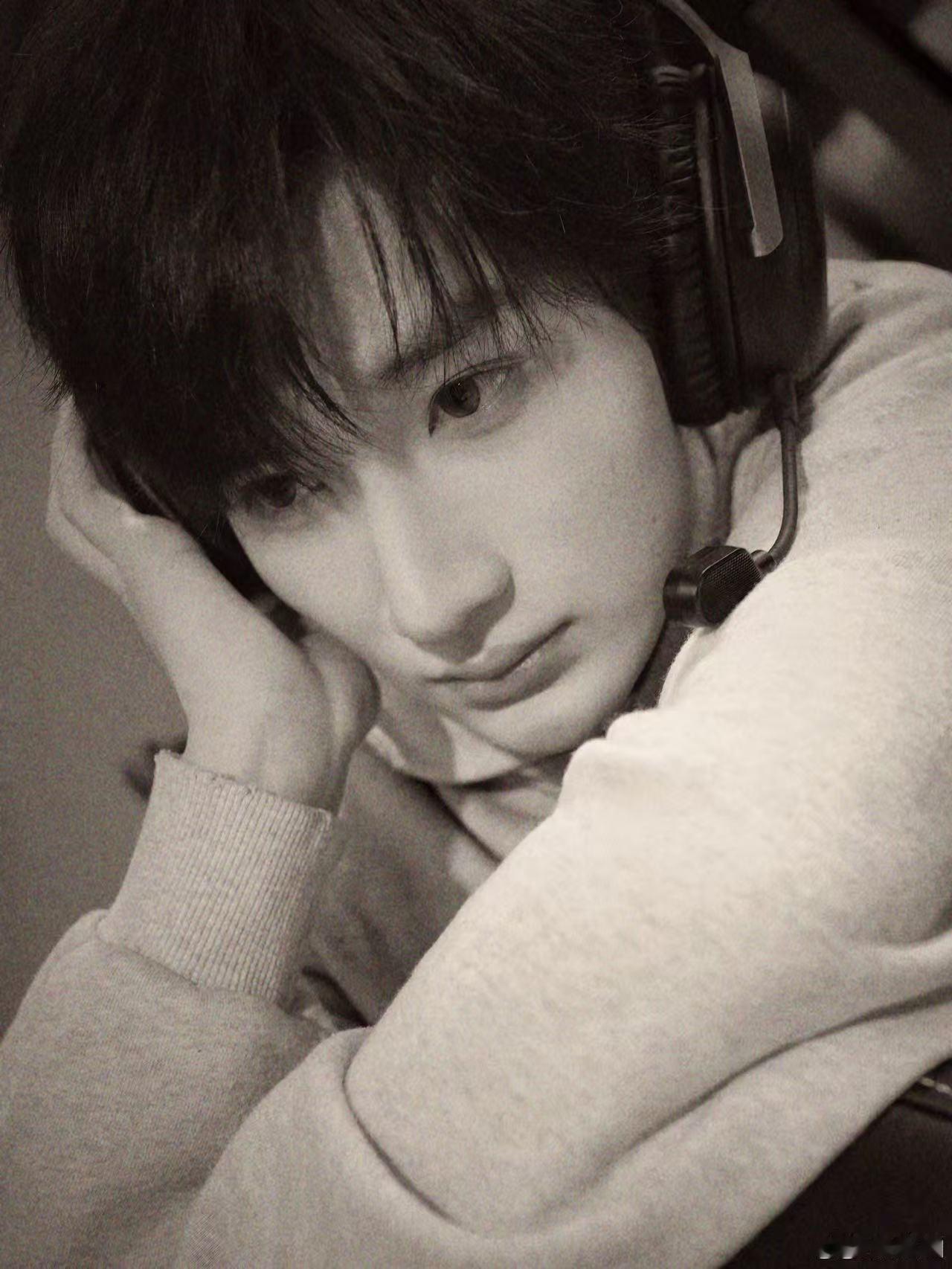 余宇涵Q音祝粉丝妈妈母亲节快乐余宇涵母亲节祝福语音 听完余宇涵的祝福语音真的很治
