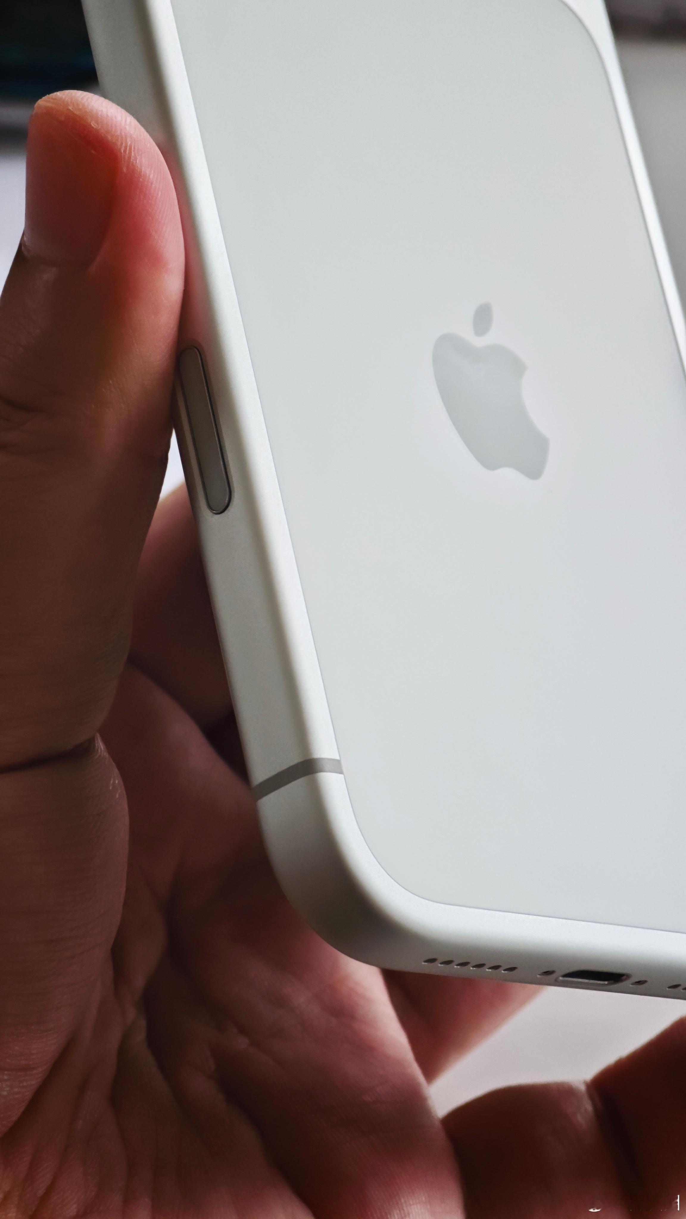 每次摸到iPhone 17 Pro Max的中框倒角，都感叹，现在中框手感最舒服