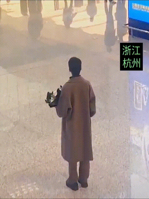 浙江杭州机场，网友拍下一个男生专心致志等待爱人的画面，称赞这个男人很浪漫，没有不