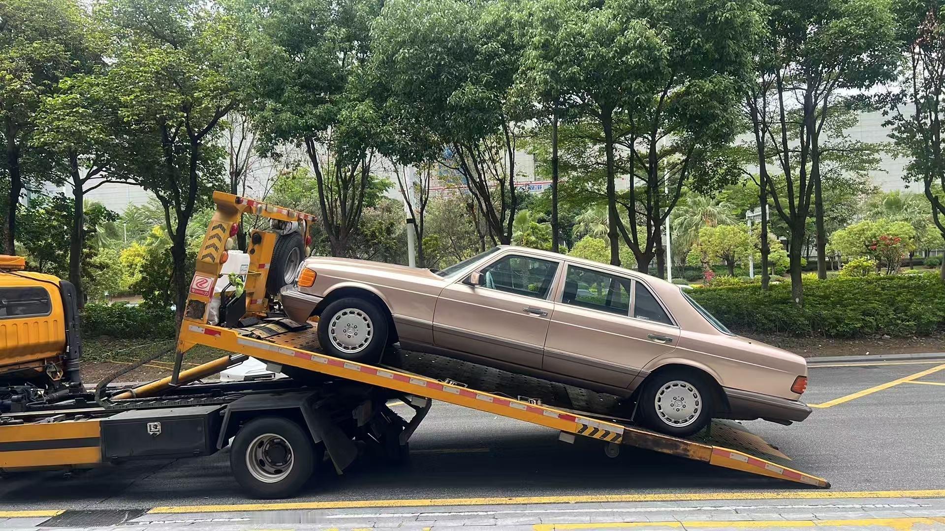 客户送来了一辆奔驰 126太有感觉了1996 年的车，你猜现在要卖多少钱 